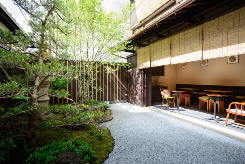 設計は、京町家の再生のプロ内田康博氏。格子戸、犬矢来、揚げみせなど、建物の内外にほどこされた伝統的な町家の意匠が、京都らしい風情を醸します。新築で設備は最新。最大の売りは温かいおもてなしの日本の心のスタッフのサービスのものをそろえており、居心地のよさは保証付き。