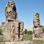 メムノンの巨像は昔は手を叩くと返事をしてくれた　egypt, luxor, colossi of memnon