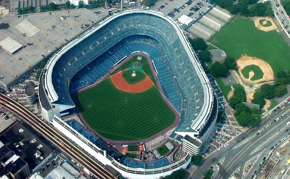 ヤンキースタジアムはラガーディア空港近く。周辺にもホテルがありマンハッタンよりお値打ち