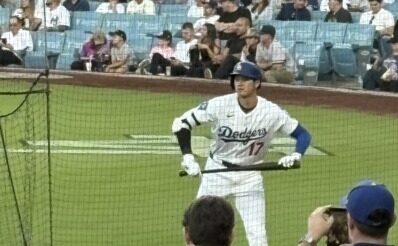 ネクストバッターズボックスで打席に備える大谷選手