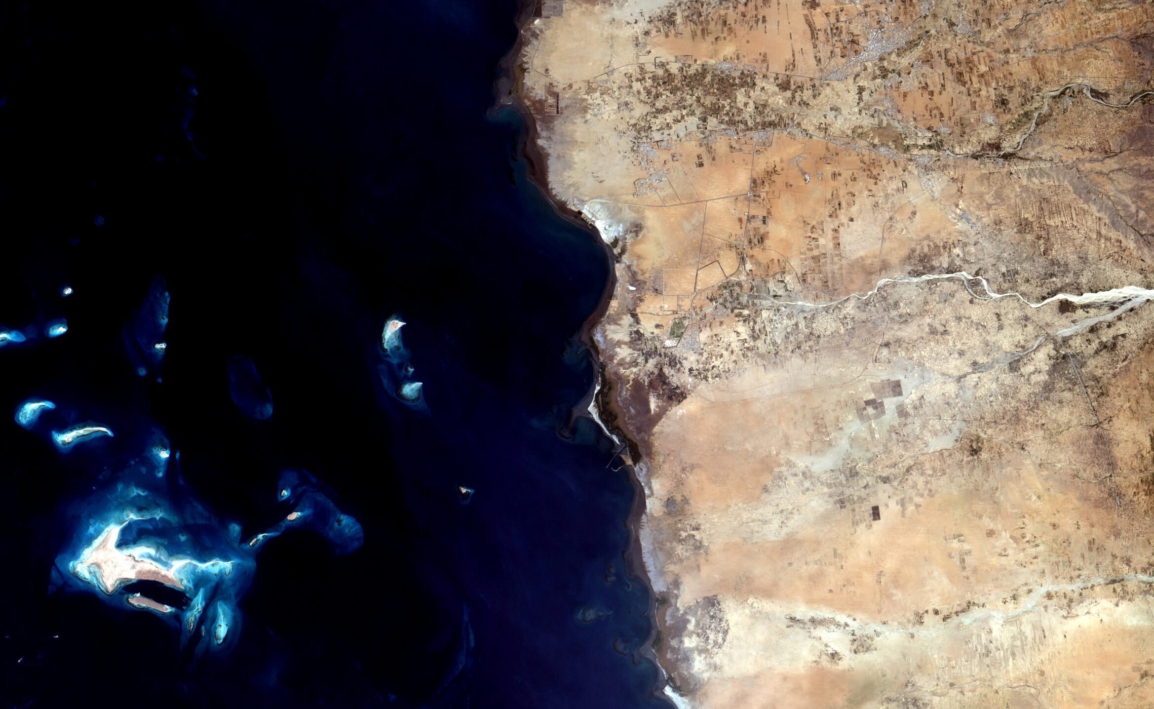 サウジアラビア南部の紅海沖合40kmに浮かぶ珊瑚の島々。