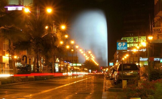 ファハド王の噴水：King Fahd's Fountainは世界一の312m噴出する。