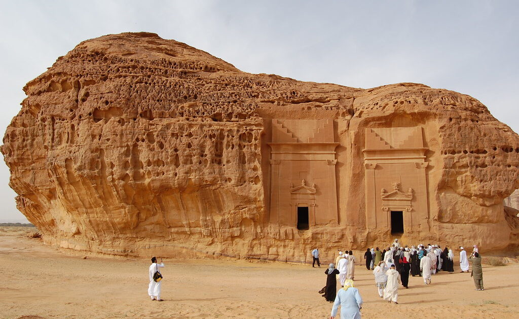 マダイン・サーレはサウジ北西部の古代遺跡でペトラに次ぐナバテア人拠点で巨大な岩窟墓の世界遺産。