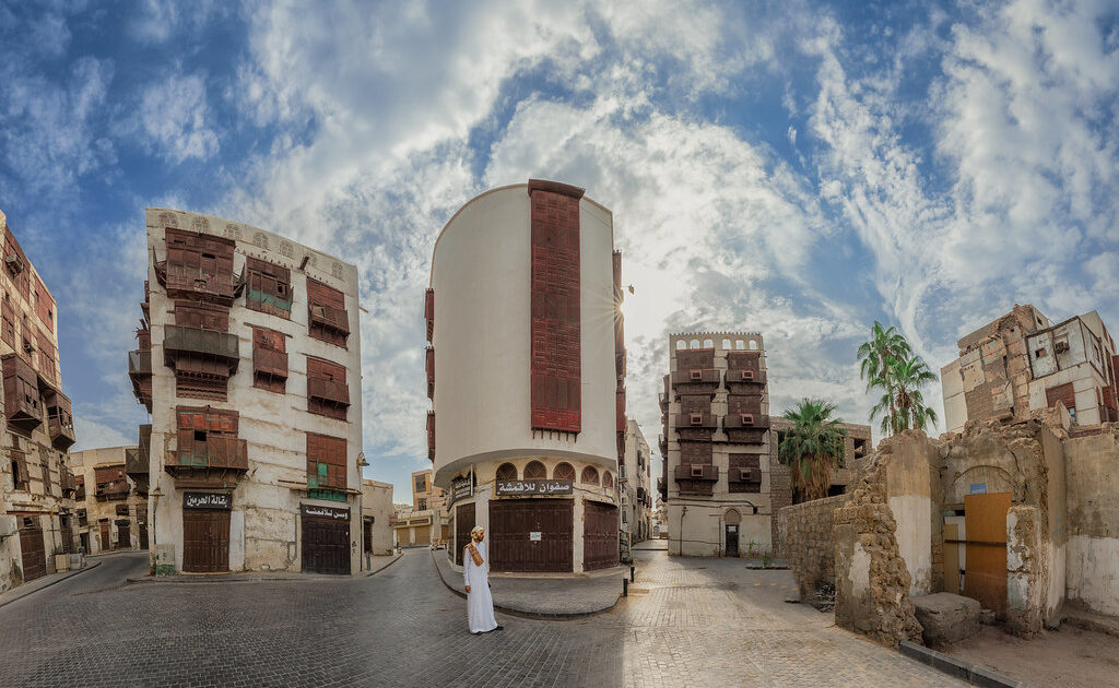 ジェッダはサウジ第二の都市で水上モスク、近代的建築にファハド王の噴水、特に旧市街「アル バラド」は必見。