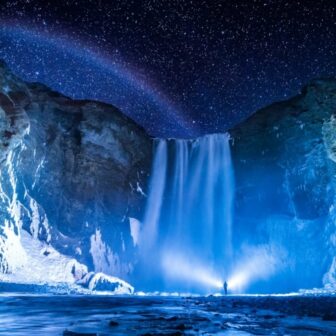 冬のアイスランドの凍った滝と星空。