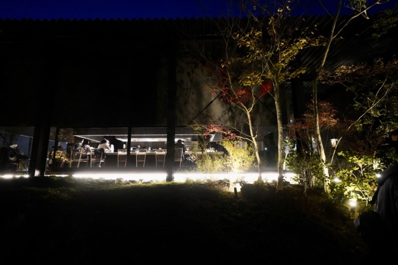 simplesはカウンターメインのオープンキッチンで地元静岡の素材にこだわったレストラン。