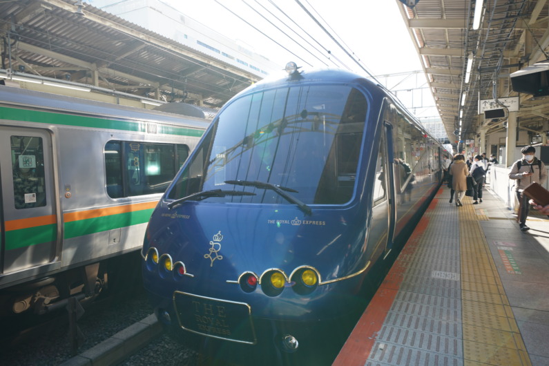 横浜駅に入線する座ロイヤルエキスプレスの輝く車体。