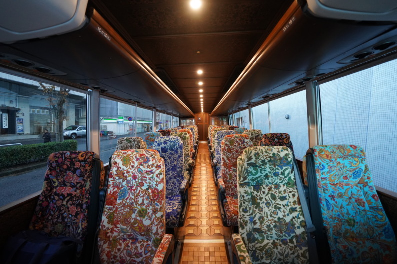 ザロイヤルバスの車内も列車同様に水戸岡鋭治氏がデザインし統一感がたまらない。