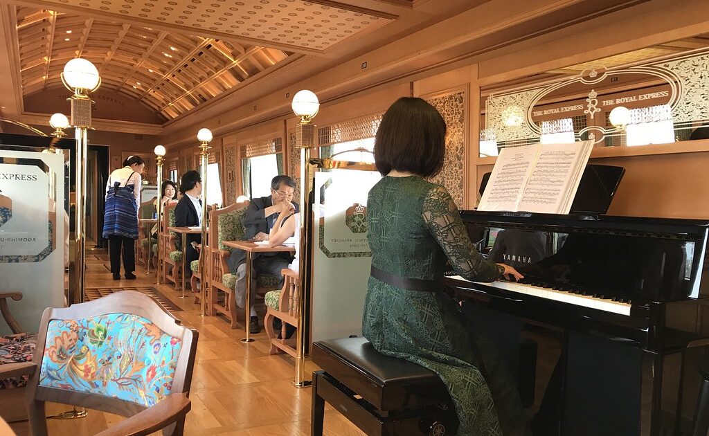 優雅にピアノ演奏をBGMにお食事を満喫する。