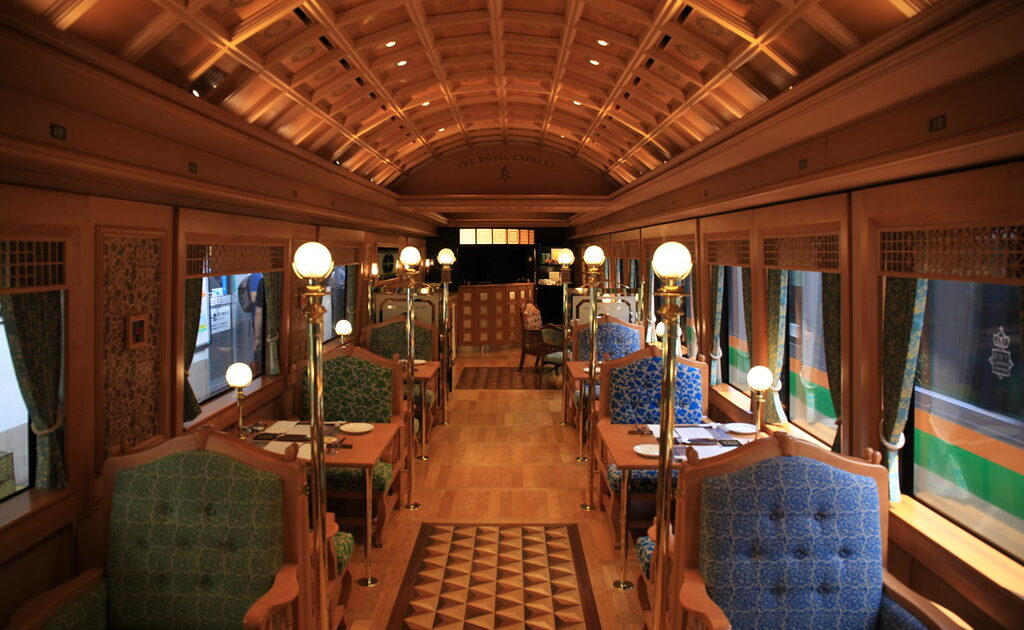 寄木床や組子細工の名工の技が光る豪華車内は美術館のよう。