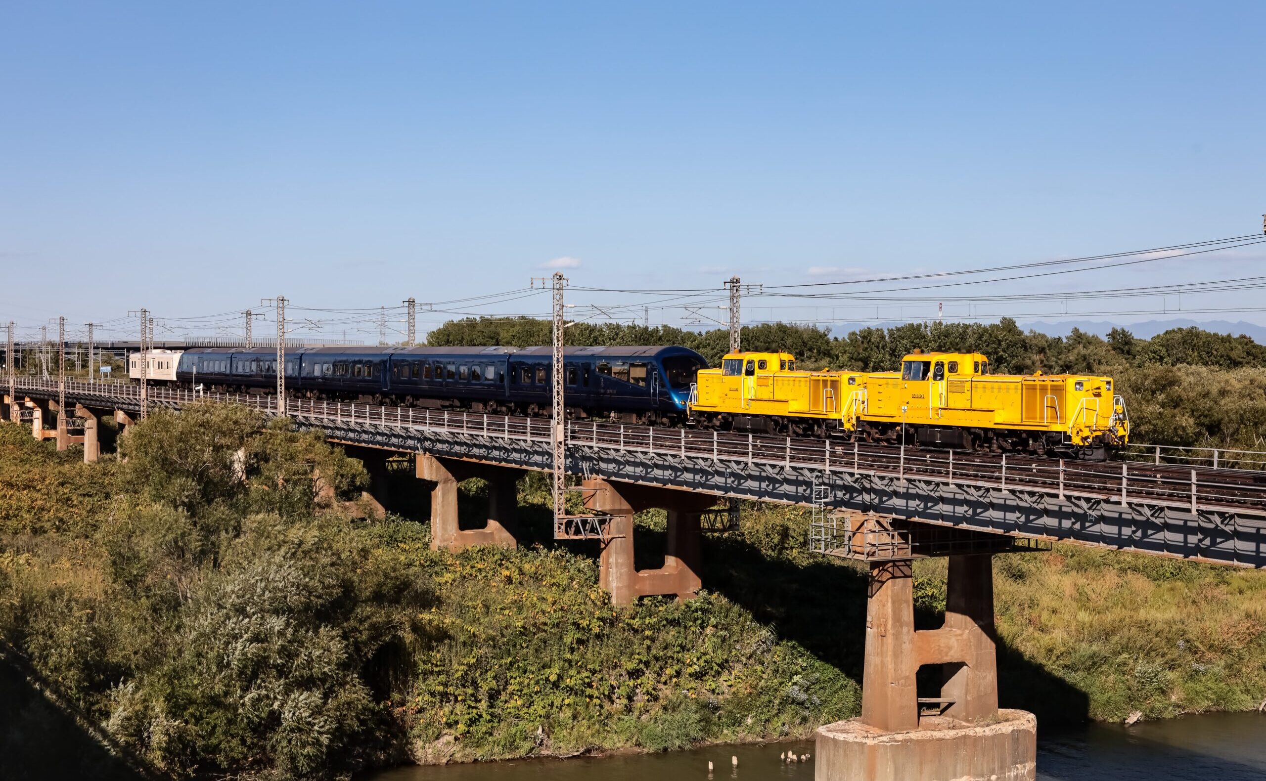気動車に牽引されるザロイヤルエキスプレス。