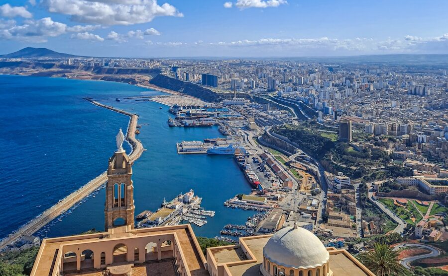オラン（サンタ・クルーズ要塞） 地中海を見下ろす壮大な景色は、知られざる北アフリカの宝石の魅力を伝えます。