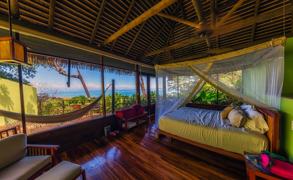 コスタリカ（オサ半島） 手つかずの熱帯雨林と海のコントラストが、「究極のエコ・ラグジュアリー」を象徴しています。