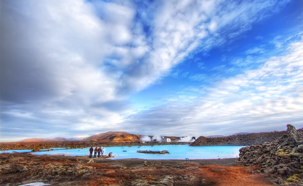 アイスランド（ブルーラグーン） 乳白色の温泉と黒い溶岩、立ち上る湯気は、幻想的で極上のウェルネス体験を約束します。