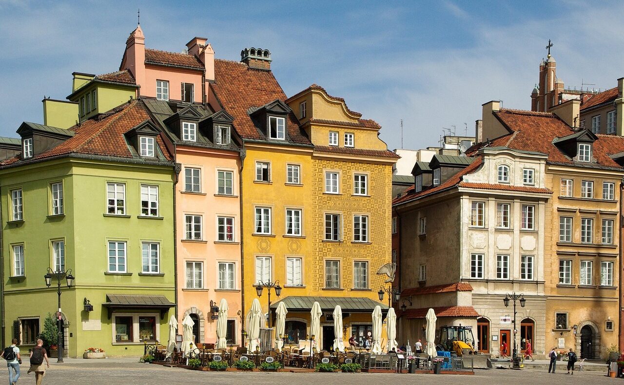 ワルシャワ（旧市街） 色鮮やかながらも落ち着きのある建築美は、大人の欧州旅行のイメージを喚起します。