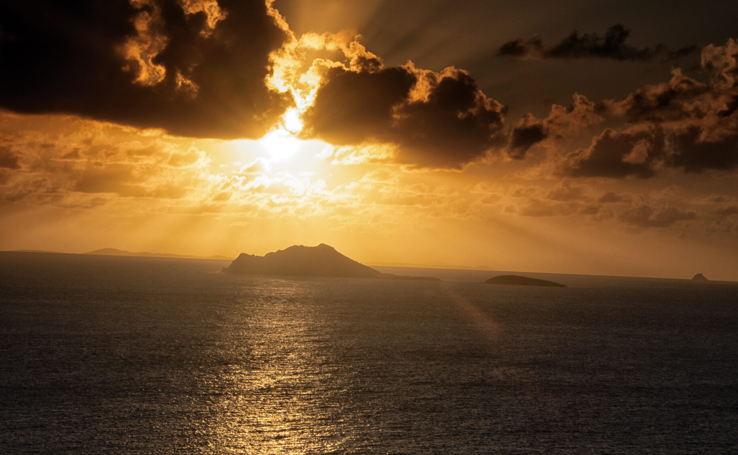 サバ島（カリブ海の絶景） 切り立った緑の山と青い海の対比は、「選ばれし者の隠れ家」にふさわしい光景です。