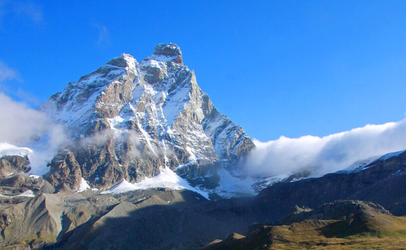 チェルヴィニア（マッターホルン） イタリア側から見るマッターホルンの雄姿は、アルプス越えスキーへの期待を高めます。