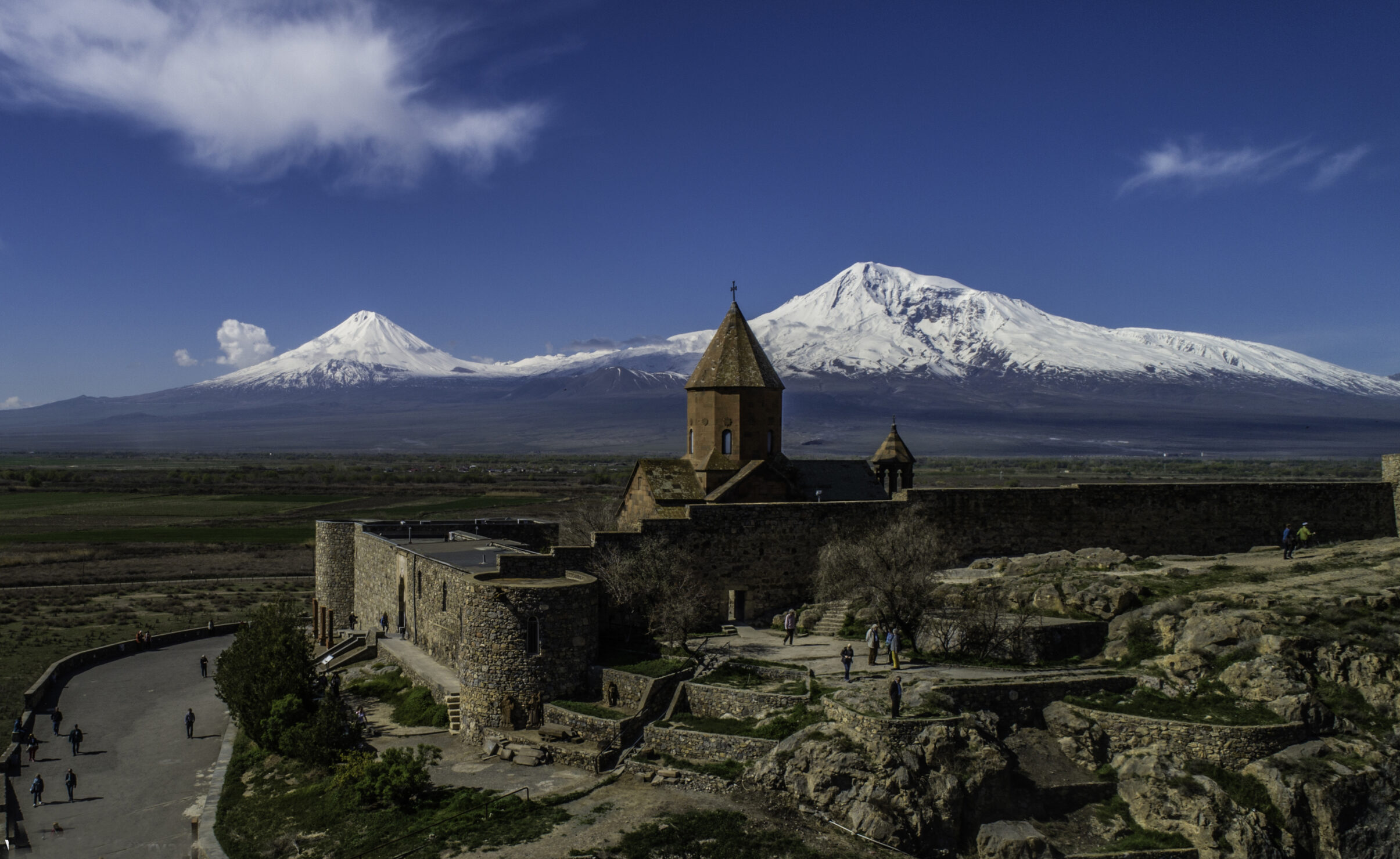 アルメニア（ホル・ヴィラップ修道院とアララト山） 聖なる山を背景にした修道院の姿は、息をのむほど神秘的で歴史の重みを感じさせます。