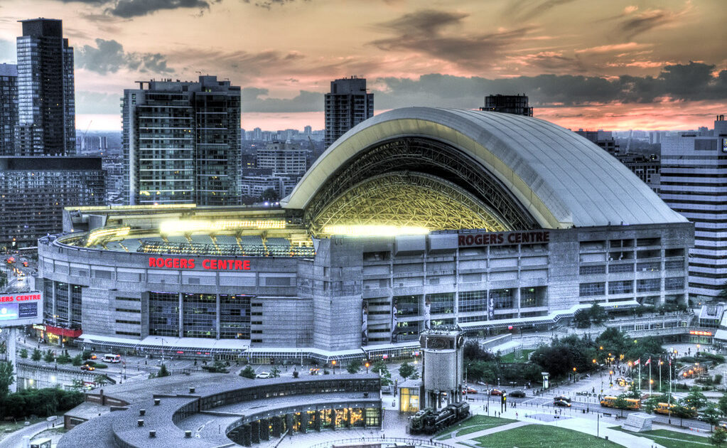 トロントのロジャーセンターはドーム型の全天候型球場。