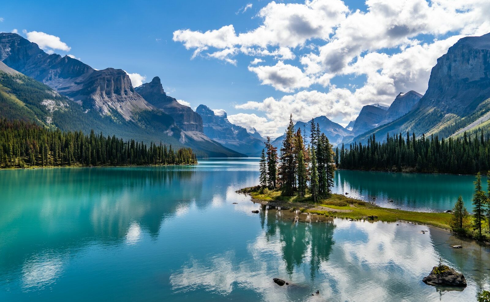 カナディアン・ロッキー（列車と湖） モレーン湖のターコイズブルーと列車の組み合わせは、スロー・ラグジュアリーの象徴です。