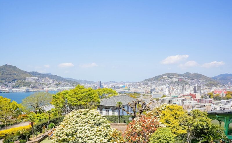 長崎（グラバー園からの眺望） 港を見下ろす美しい景色は、異国情緒と平和な日本の美しさを同時に表現しています。