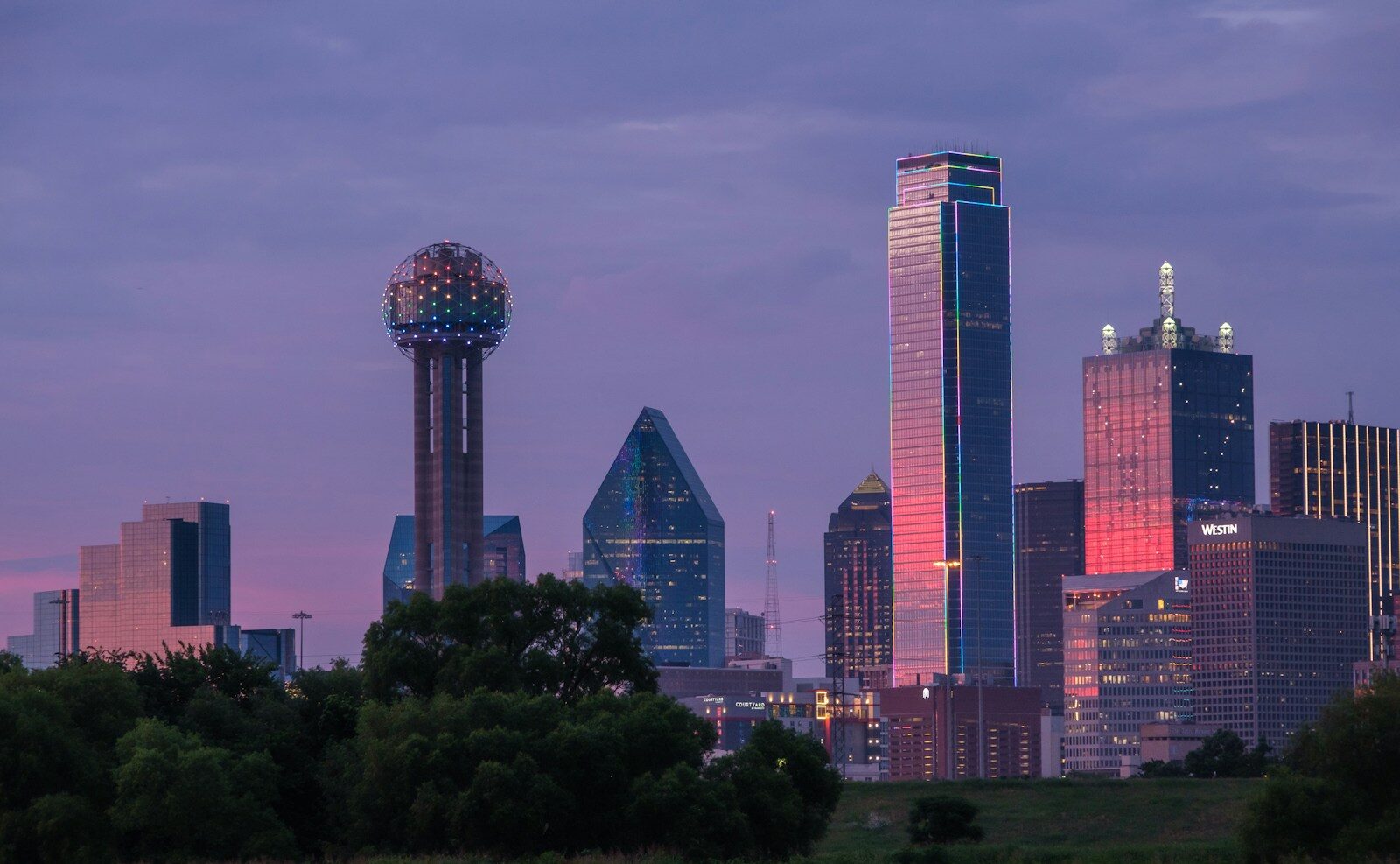 洗練された都市の輝きは、W杯観戦後の優雅な夜を想像させるダラス