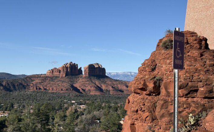 車窓からのセドナの景色