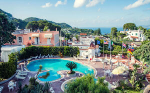 温泉と丘の上の庭園の島イスキア