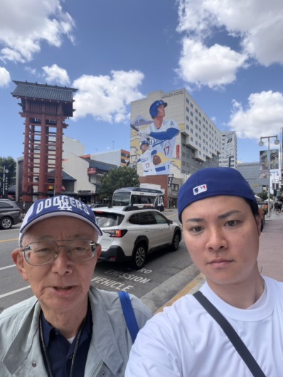 ミヤコホテルの大谷選手の壁画前で記念撮影。
