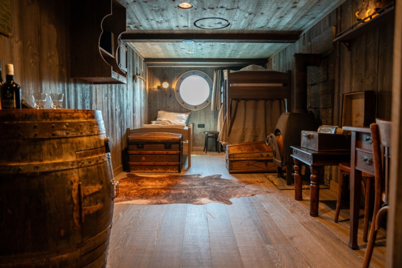 130年前の1896年当時の客室を再現した部屋。