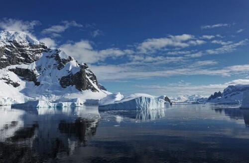 南極 一生に一度は行ってみたい南極。巨大な大陸を覆う分厚い氷河、大迫力の巨大氷河をくぐり抜け野生のアザラシ、クジラ、ペンギンを観察しながら南極大陸に上陸。圧倒的な自然の過酷さの南極旅行も今や豪華設備の整ったラグジュアリー船で誰でも簡単に行ける場所となりました。行くなら今がチャンスです！ ■ベストシーズン：1-2月 ■クルーズ日数：10-15日間　 